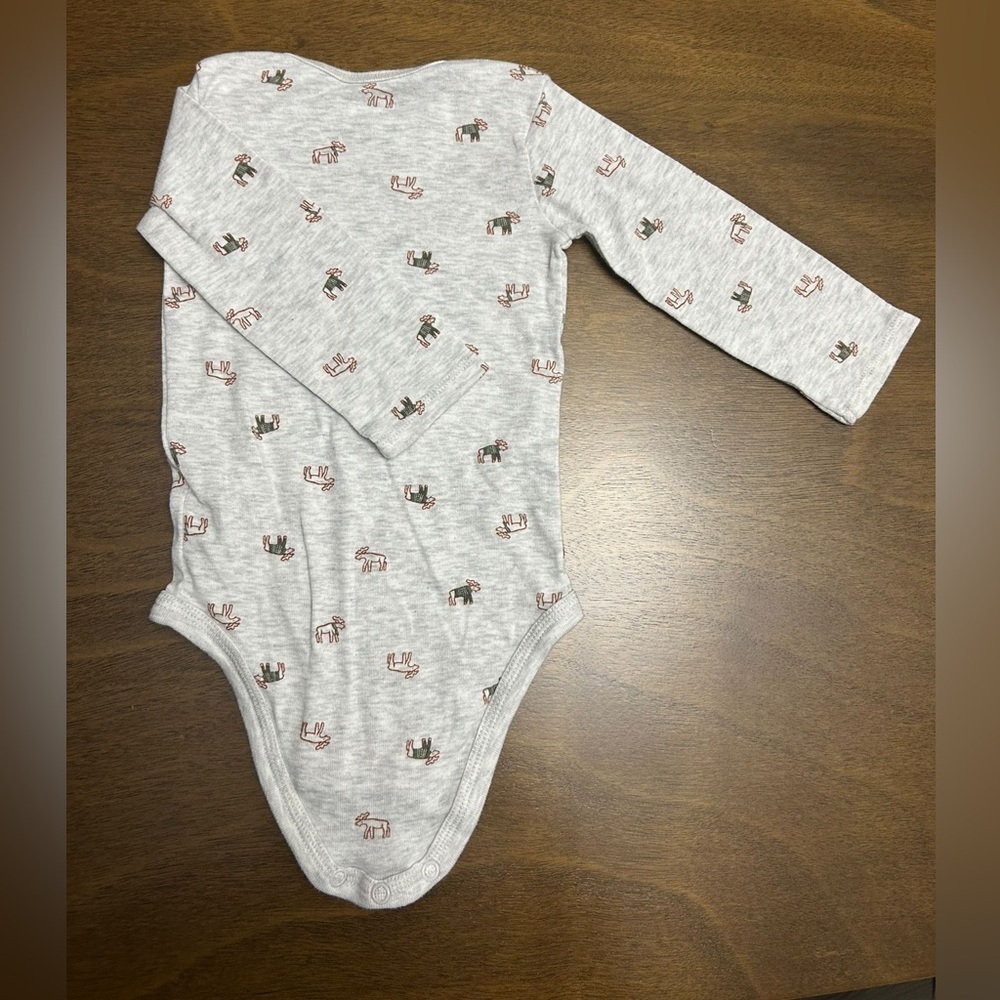 Long Sleeve Baby Bodysuit 12 Months. Carters (0255)